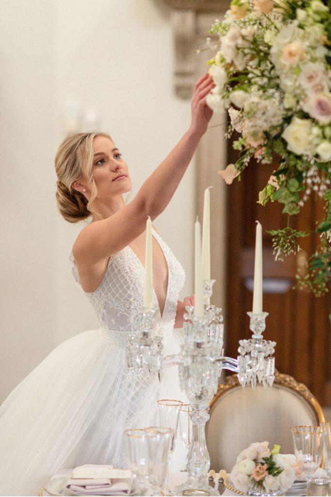 Chiswick House bride holding flowers