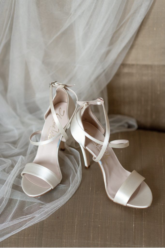 Satin wedding sandals with veil