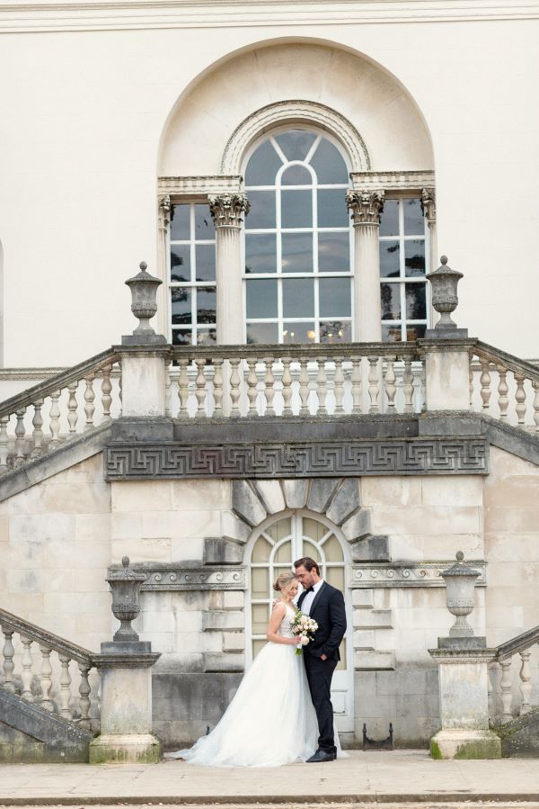 bride and groom outside Chiswick House 
