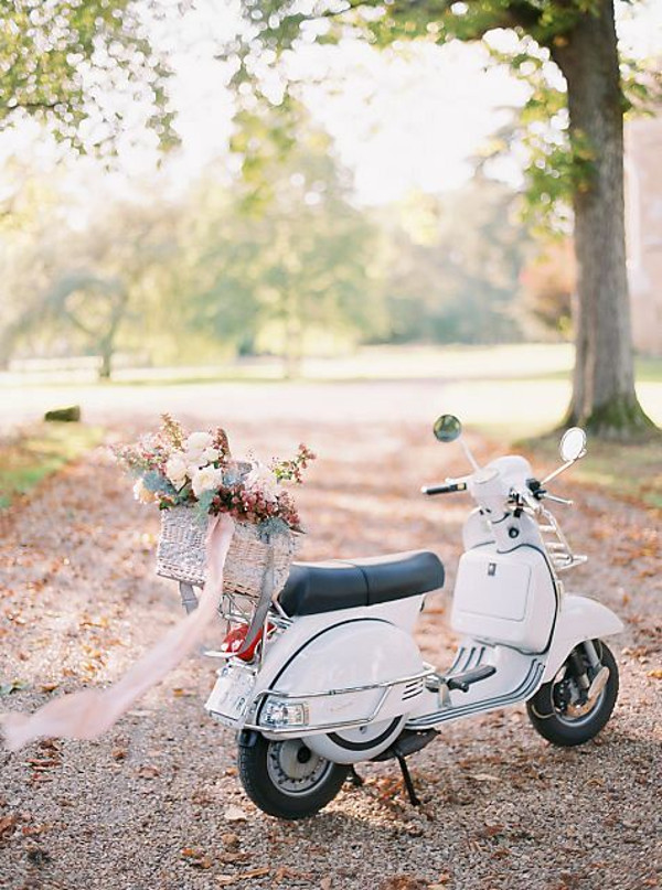 Vepa with basket, wedding bouquet and ribbon